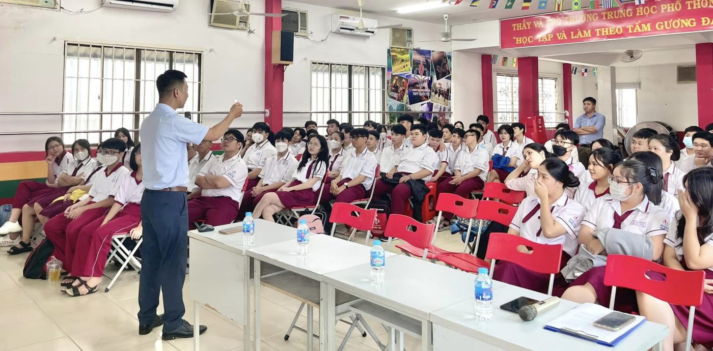 Có thể là hình ảnh về 4 người, mọi người đang học và văn bản