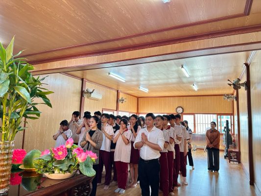 Có thể là hình ảnh về 7 người và đền thờ