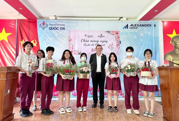 Có thể là hình ảnh về 8 người và văn bản